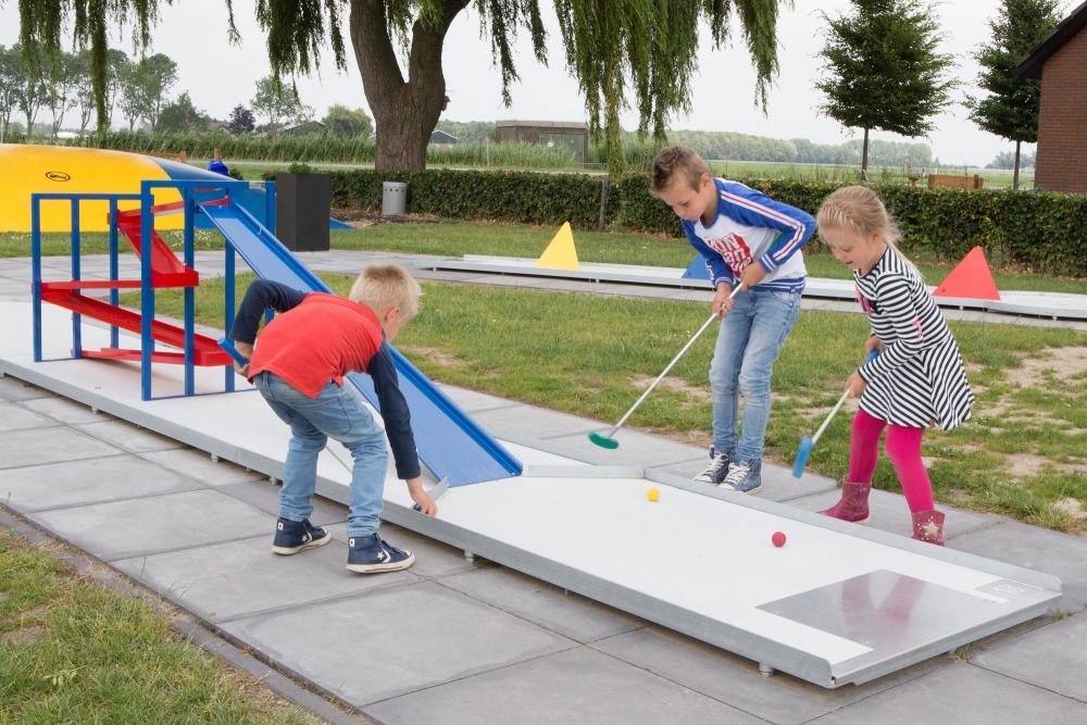 Kinderen die lekker aan het midgetgolfen zijn